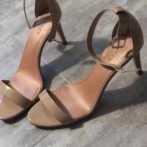 Nude pumps